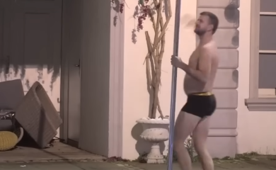 "IGRA BOLJE OD STRIPTIZETE" Mikicu Bojanića ismijavaju na mrežama, folker se uvijao oko šipke u boksericama!