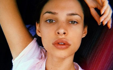 NESTAŠNA STARLETA: Nataša Šavija snimala svoje nove silikonske grudi iz svih uglova