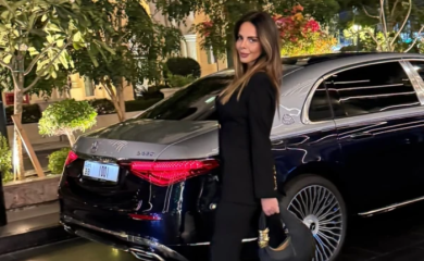 Bombaški napadi ne remete njen stil: SONJA VUKSANOVIĆ POZIRA PORED MERCEDESA