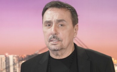 Keba u bolovima, ali nasmijan: Ugrizao ga pas, a zatim udario glavom o gepek!