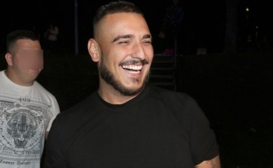 Snimak razbijesnio javnost: Bahati Darko Lazić pocijepao novčanicu od 100 eura!