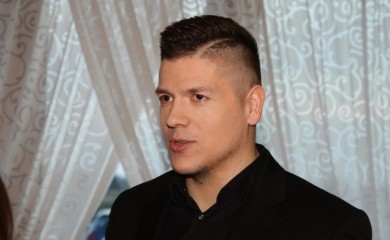 SLOBA PONOVO SPASIO ŽIVOT: Momak ležao pored puta, niko nije stao da vidi da li je živ