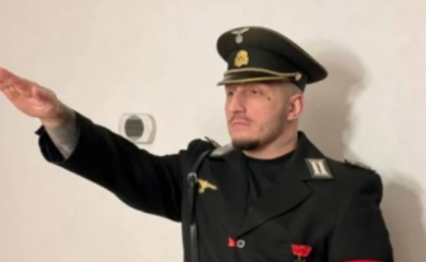 Prijeti mu gašenje profila: Vuk Mob u NACISTIČKOJ UNIFORMI uz Hitlerov pozdrav