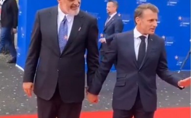 Držanje za ruku, bijele patike i crveni tepih kojeg bi se i Holivud posramio: Rama i Makron zbunili javnost i protokol