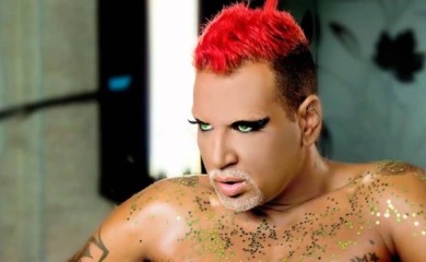 AZIS SE GODINAMA OBLAČIO KAO ŽENA: Danas je pravi frajer, žene lude za njim