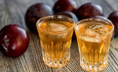 Kad se pije rakija, a kad gazirano: Gastroenterolog otkriva kod kojih tegoba šta da konzumiramo