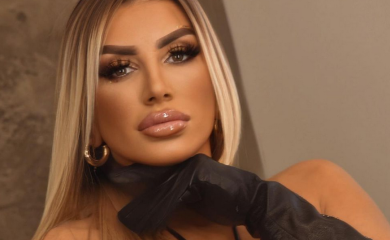 Bahata Dalila uživa kao razvedena žena: Skida se u klubu, baca pare i kiti pjevačice