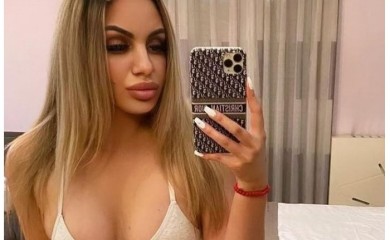 NABUDŽEN DEKOLTE: Promijenila imidž, pa ispozirala u seksi kombinaciji!