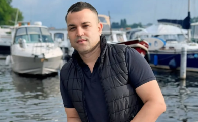 KUPIO SVAKOM DJETETU PO STAN! Pjevač ima tri kuće uzima bakšiš i do 70.000 evra