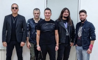 Teška saobraćajka na putu: Prevrnuo se kombi sa članovima Amadeus benda