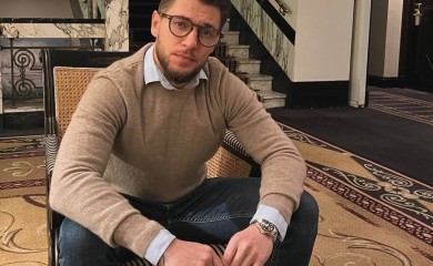 "JA NE PIJEM IZ CIPELE I NE VISIM SA PLAFONA, PJEVAČI SE PONIŽAVAJU" Joca Stefanović bez kočnice o kolegama