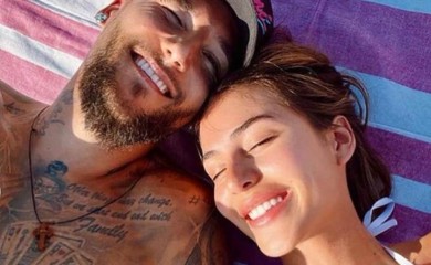 SESTRA NEMANJU GUDELJA LJUBI U USTA! Porodica Anastasijinog dečka na meti osuda - Majka grli GOLOG SINA u krevetu!