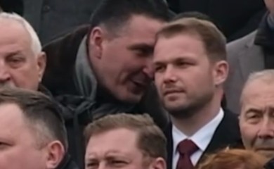 Poljupci, šaputanja i zagrljaji: Kako je Draško Stanivuković na Dan Republike pao u toplo krilo pozicije