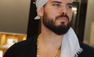 Vandalizam ispred lokala: Razlupan LUKS SALON Adama Adaktara tokom noći