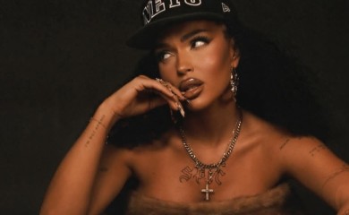 Publika prešla granicu: Teodora Džehverović pogođena čašom tokom nastupa