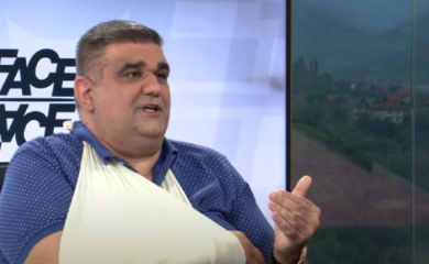 Saša Mirković sa slomljenom rukom gostovao na televizijskog emisiji: "Dok me je šutirao, vikao je da ne diram više Cecu i Acu Pejovića!"