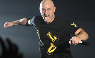 Desingerica nastavlja da šokira svojim nastupima: Djevojci iz publike pljunuo tečnost u usta