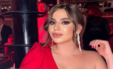 NIKADA DUBLJI DEKOLTE: Ćerka Zdravka Čolića pozirala u izazovnom izdanju