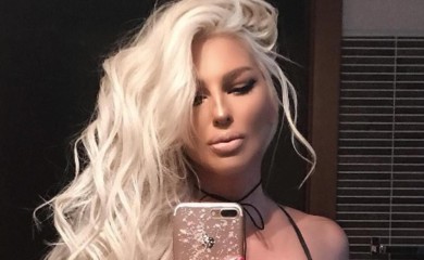 JK UHVAĆENA U CENTRU GRADA KAKO IZLAZI IZ KABRIOLETA ZGODNOG MACANA: Kamuflirana kačketom pokušala da se sakrije