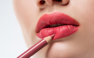 Tri trika s ružem i olovkom za usne koja želimo u svojoj beauty rutini