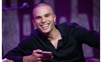 VOJAŽ BACIO OKO NA POZNATU MANEKENKU