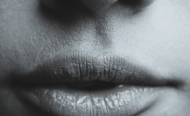 Kako se riješiti ispucalih usana?