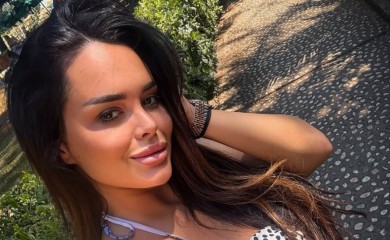 Sve pršti od strasti: Tijana Milentijević se STRASNO LJUBI sa novim dečkom u punom kafiću