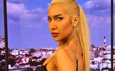 Draganče će da odlijepi kad ih obučem! Jovana Jeremić dobila čipkan donji veš od naše pjevačice