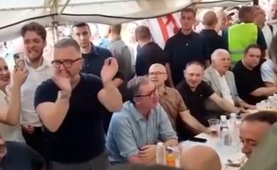 Alekandar Vučić zapjevao na skupu: "Boj se bije, bije zastava se vije"