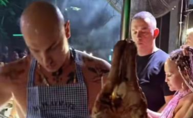 Od pljuvanja do pečenja: Desingerica jede jagnje dok publika vrišti od oduševljenja