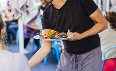 "ŽENA FUDBALERA NAPRAVILA HAOS U RESTORANU ZBOG BAKŠIŠA OD 2,5 €" Konobar otkrio koliko su bahate slavne osobe