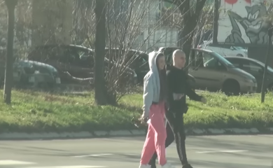 PRVI PAPARACO SNIMCI BRESKVICE I NJENOG ZGODNOG DEČKA POLICAJCA! Pjevačica se ne odvaja od NJEGA, a u ovom izdanju su UHVAĆENI