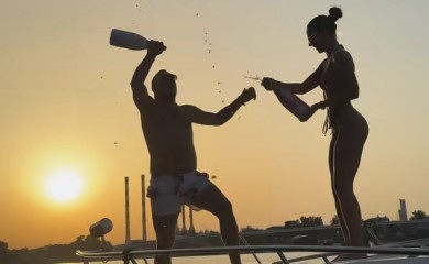 GASTOZ I ANĐELA SLAVE UZ ŠAMPANJAC NA JAHTI Zabava uz zalazak sunca