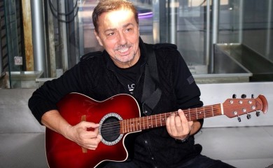 “VJERUJE DA IMA POSEBNU MOĆ!” Dragan Kojić Keba ima novi hobi, s to je grljenje drveća gdje god da stigne!