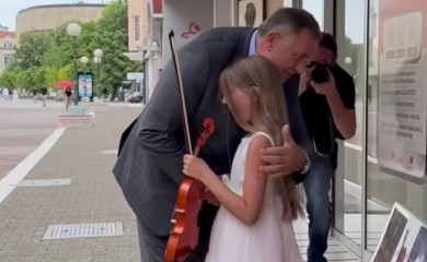 Dirljiv gest: Dodik posjetio djevojčicu Vanju i uručio joj novac za kupovinu terapijskog konja