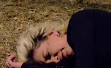 Keti iz "Elite" završila na travi ispred kluba – javnost zgrožena ponašanjem