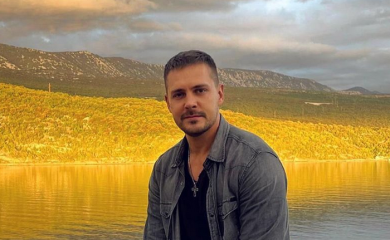 "OPA, MATORI, NOVA RIBA": Miloš Biković objavio selfi s djevojkom - muškarci čestitaju, Ruskinje pobjesnile!