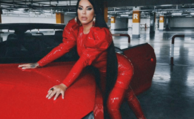 GOSPOĐA U LATEKSU KUHA GRAH: Seka Aleksić nosi vunene čarape, zavija sarmu i sama posprema kuću