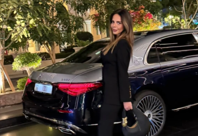 Bombaški napadi ne remete njen stil: SONJA VUKSANOVIĆ POZIRA PORED MERCEDESA