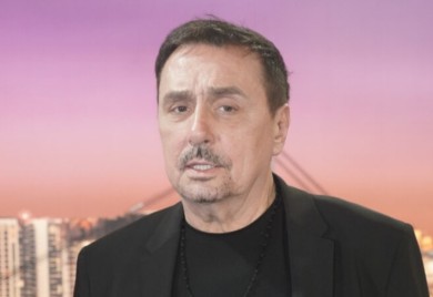 Keba u bolovima, ali nasmijan: Ugrizao ga pas, a zatim udario glavom o gepek!