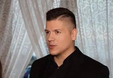 SLOBA PONOVO SPASIO ŽIVOT: Momak ležao pored puta, niko nije stao da vidi da li je živ