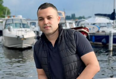 KUPIO SVAKOM DJETETU PO STAN! Pjevač ima tri kuće uzima bakšiš i do 70.000 evra