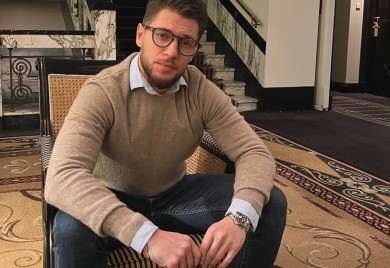 "JA NE PIJEM IZ CIPELE I NE VISIM SA PLAFONA, PJEVAČI SE PONIŽAVAJU" Joca Stefanović bez kočnice o kolegama