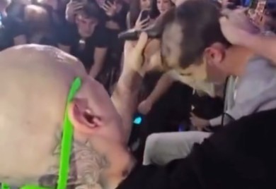 Novi performans ili pretjerivanje? Desingerica šišao fana na bini