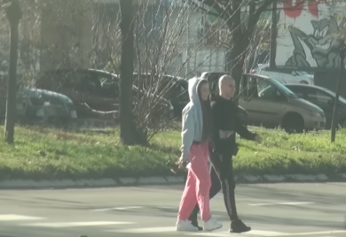 PRVI PAPARACO SNIMCI BRESKVICE I NJENOG ZGODNOG DEČKA POLICAJCA! Pjevačica se ne odvaja od NJEGA, a u ovom izdanju su UHVAĆENI