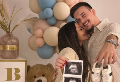"NAŠE MALO ČUDO JE NA PUTU" Pjevačica Aleksandra Bursać čeka dijete sa 11 godina mlađim kolegom