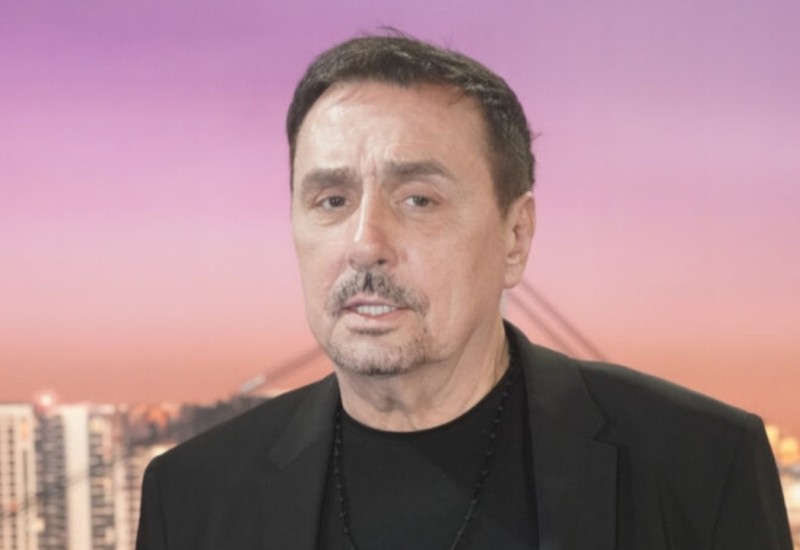 Keba u bolovima, ali nasmijan: Ugrizao ga pas, a zatim udario glavom o gepek!