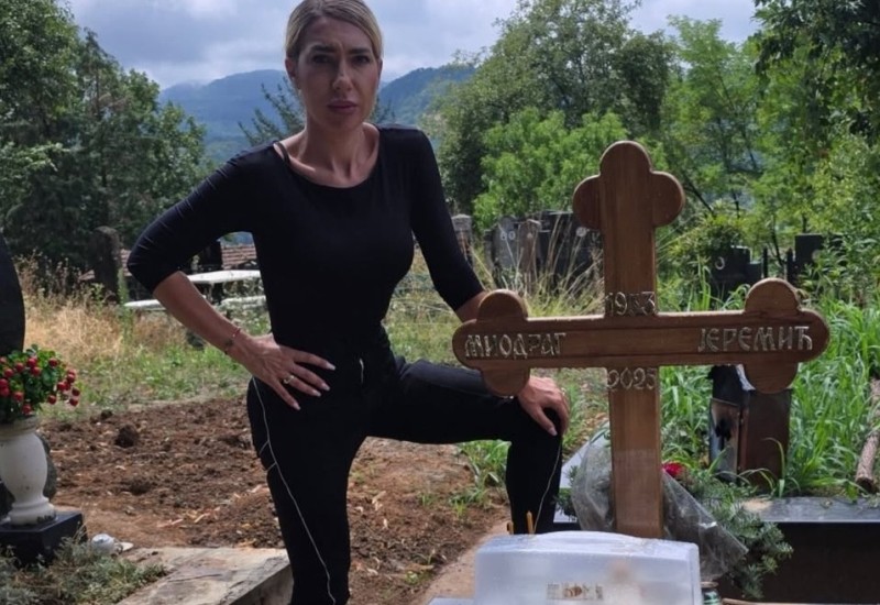 Jovana Jeremić u crnini na groblju: "Tata, 40 dana bez tebe – danas snimam džinglove"