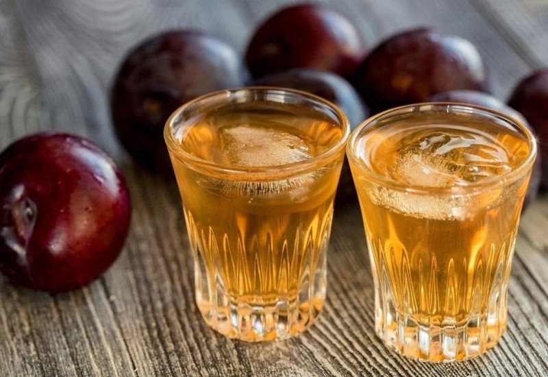 Kad se pije rakija, a kad gazirano: Gastroenterolog otkriva kod kojih tegoba šta da konzumiramo