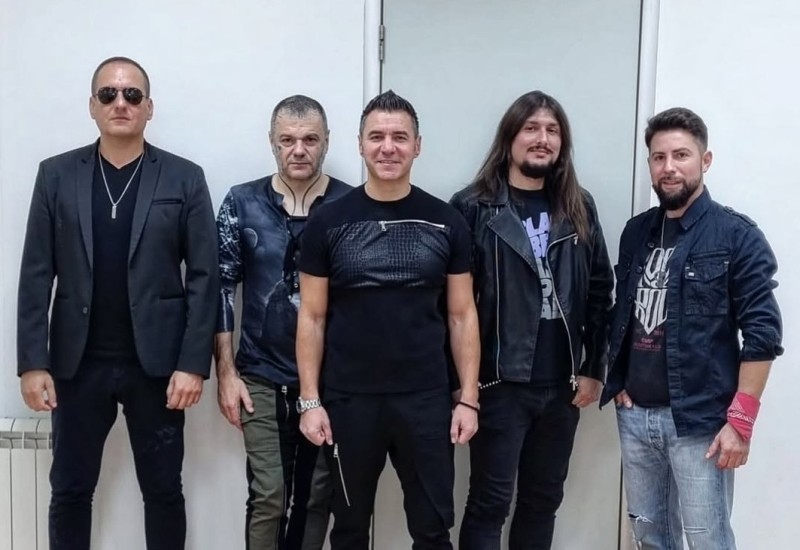 Teška saobraćajka na putu: Prevrnuo se kombi sa članovima Amadeus benda